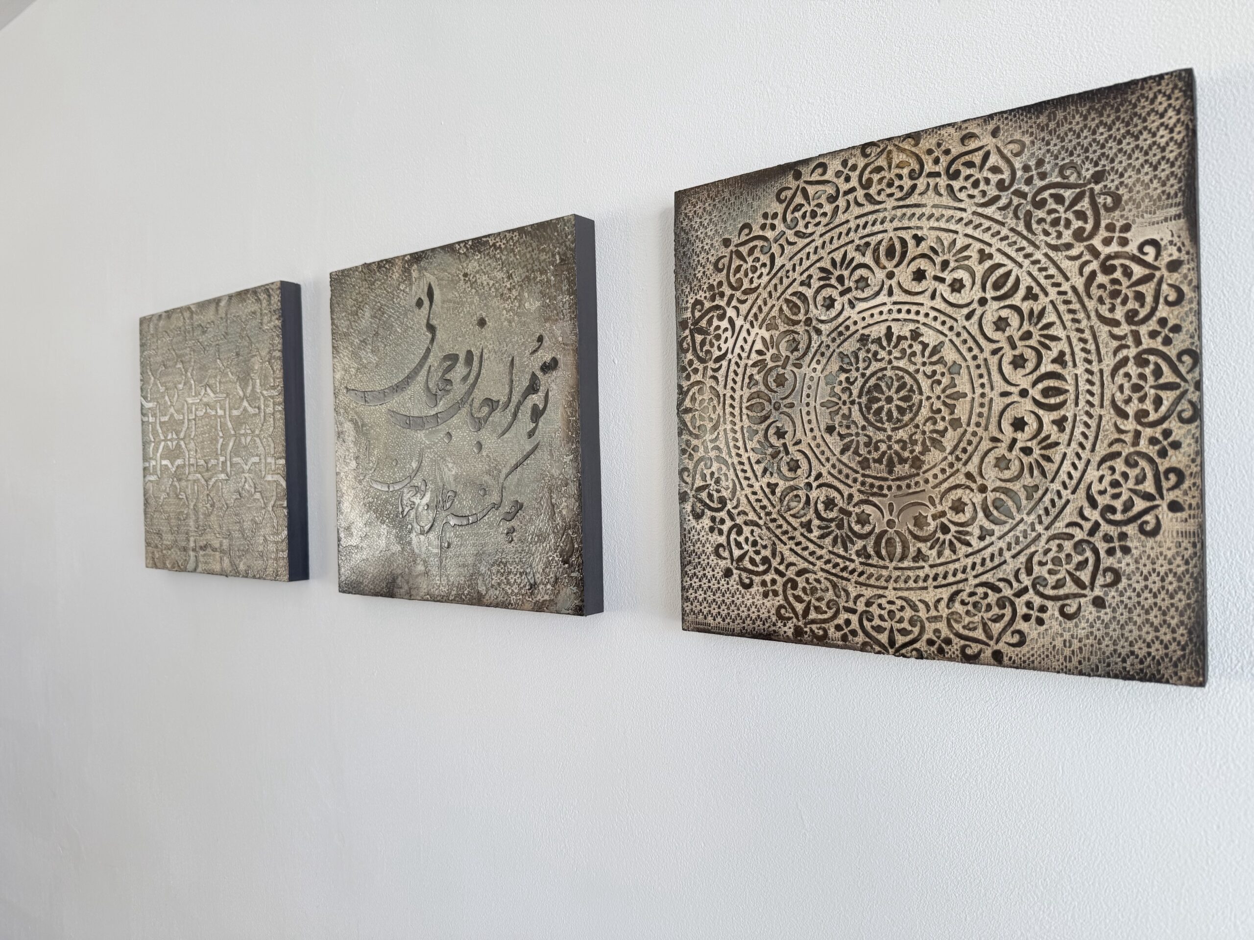 Whispers of Patterns — afbeelding 3, schuin aan de muur