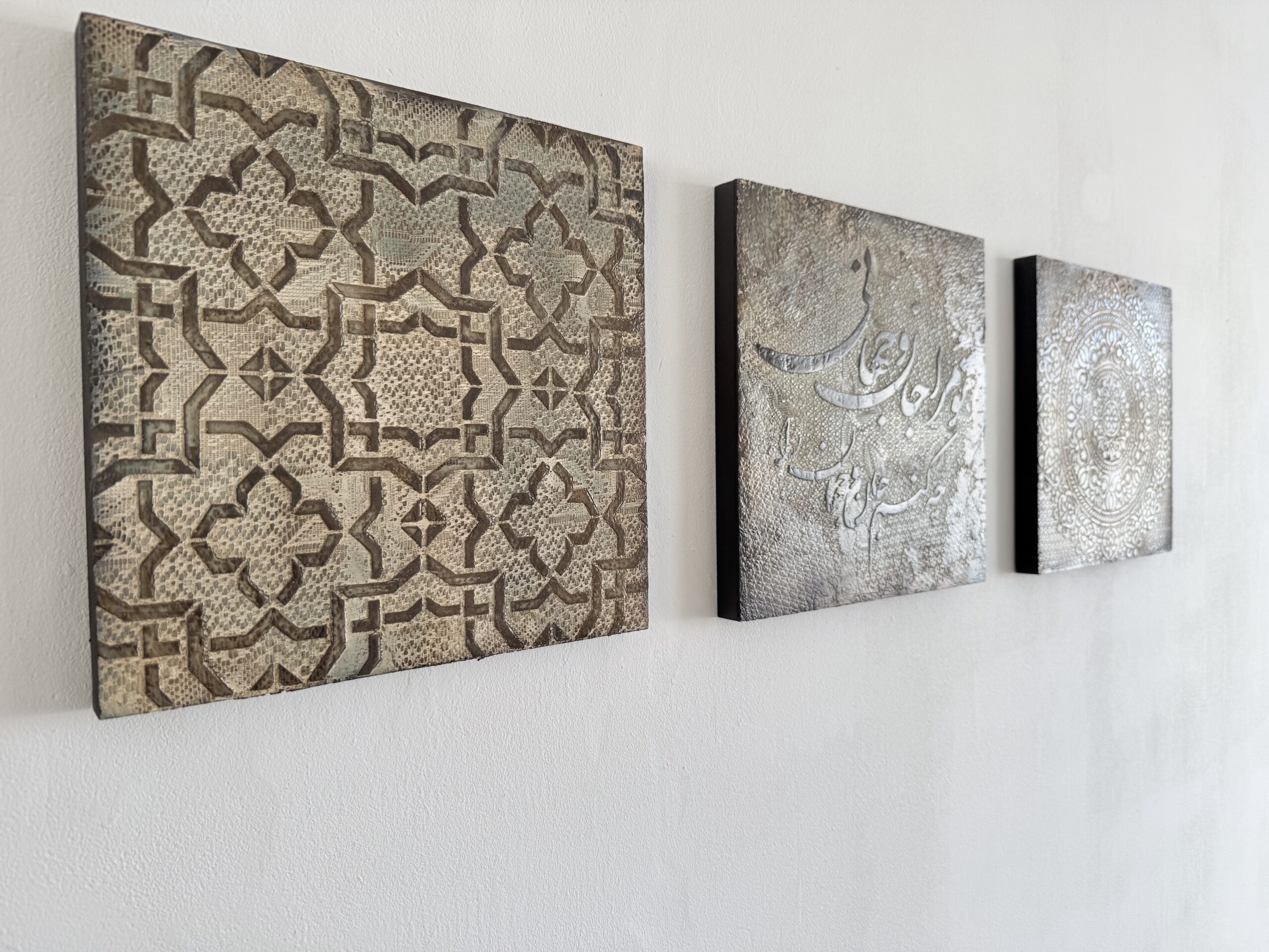 Whispers of Patterns — afbeelding 4, schuin aan de muur