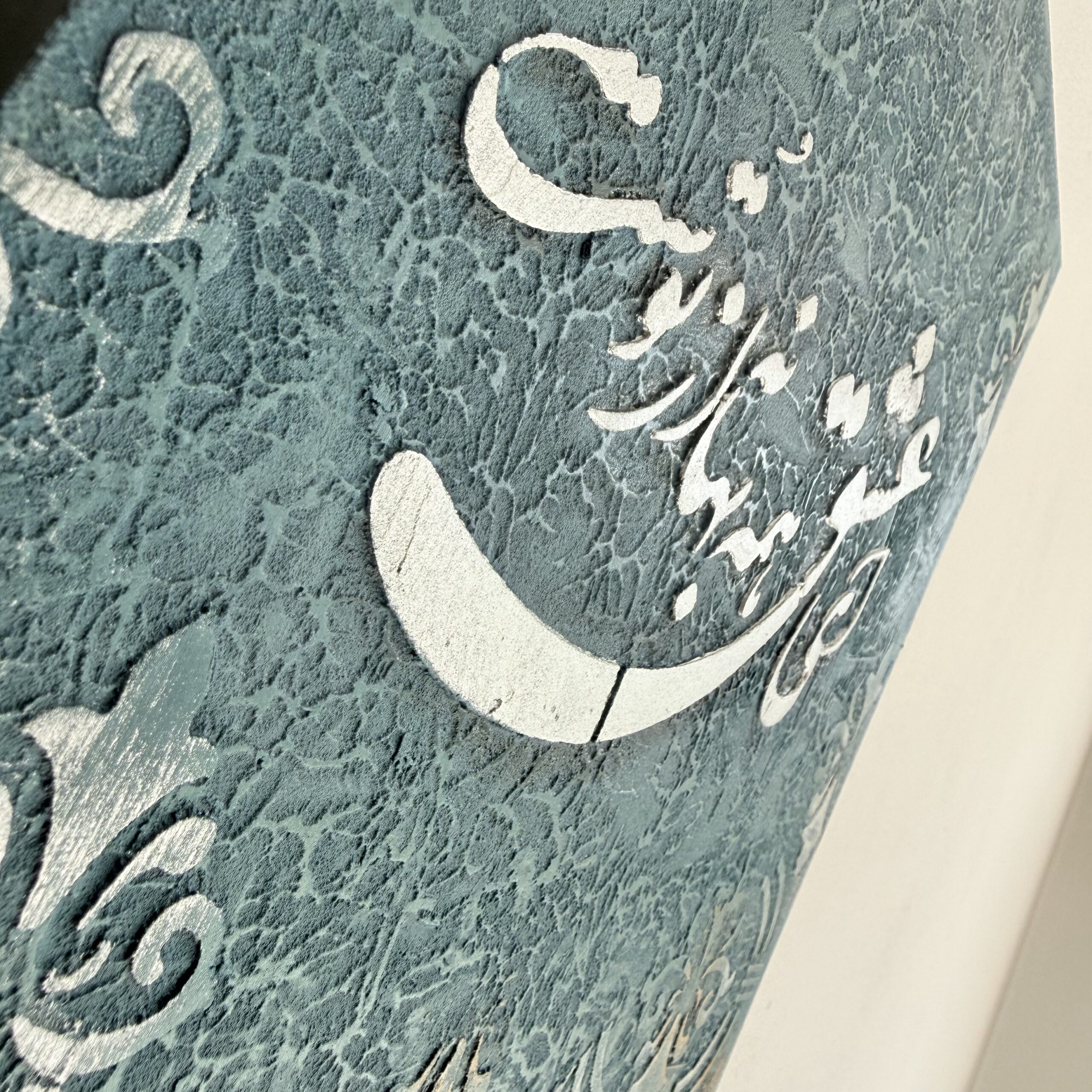 Night and Moon — afbeelding 5, detail kalligrafie en maansikkel