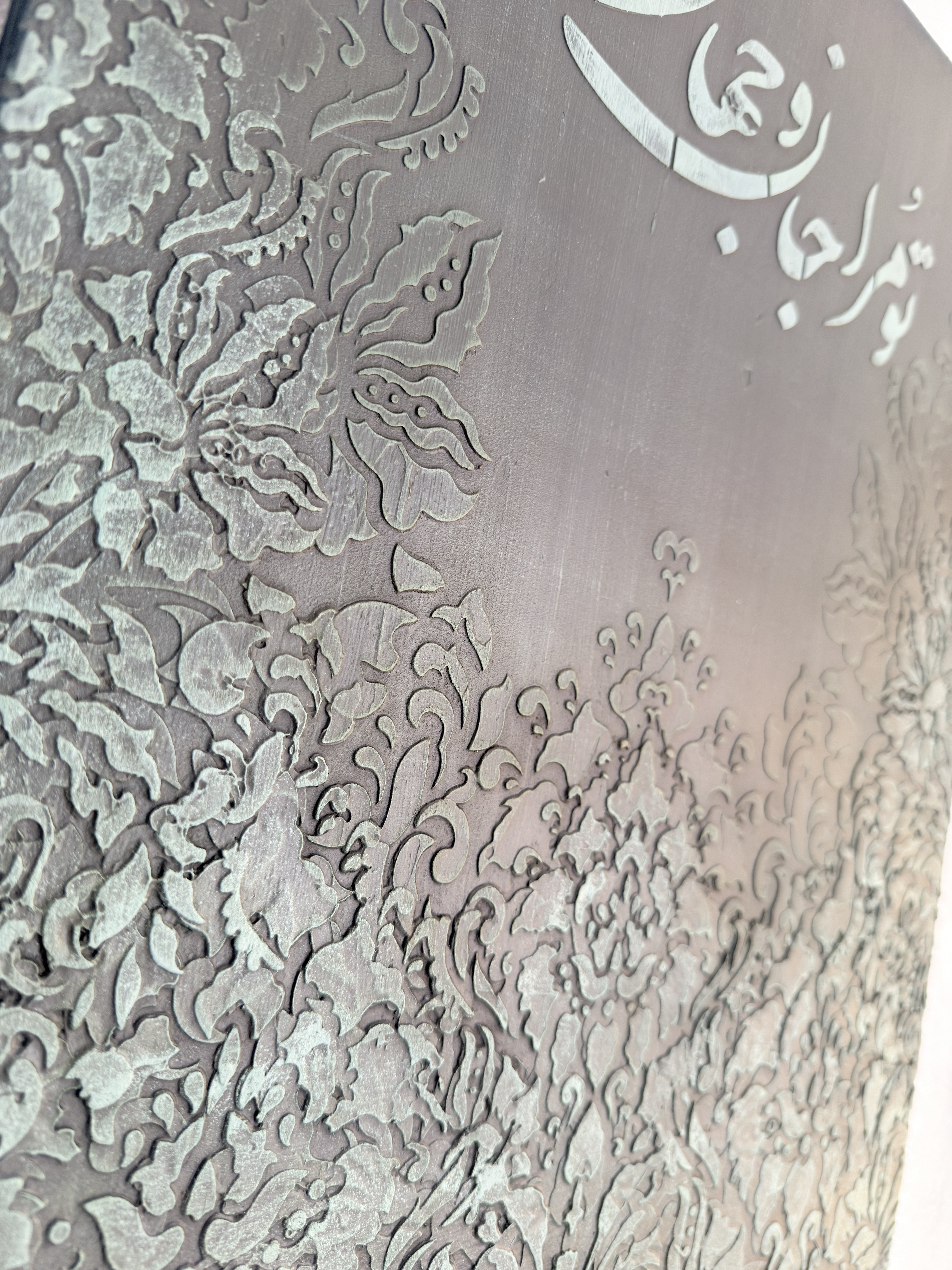 The Shade of Love — afbeelding 7, detail bloemenreliëf