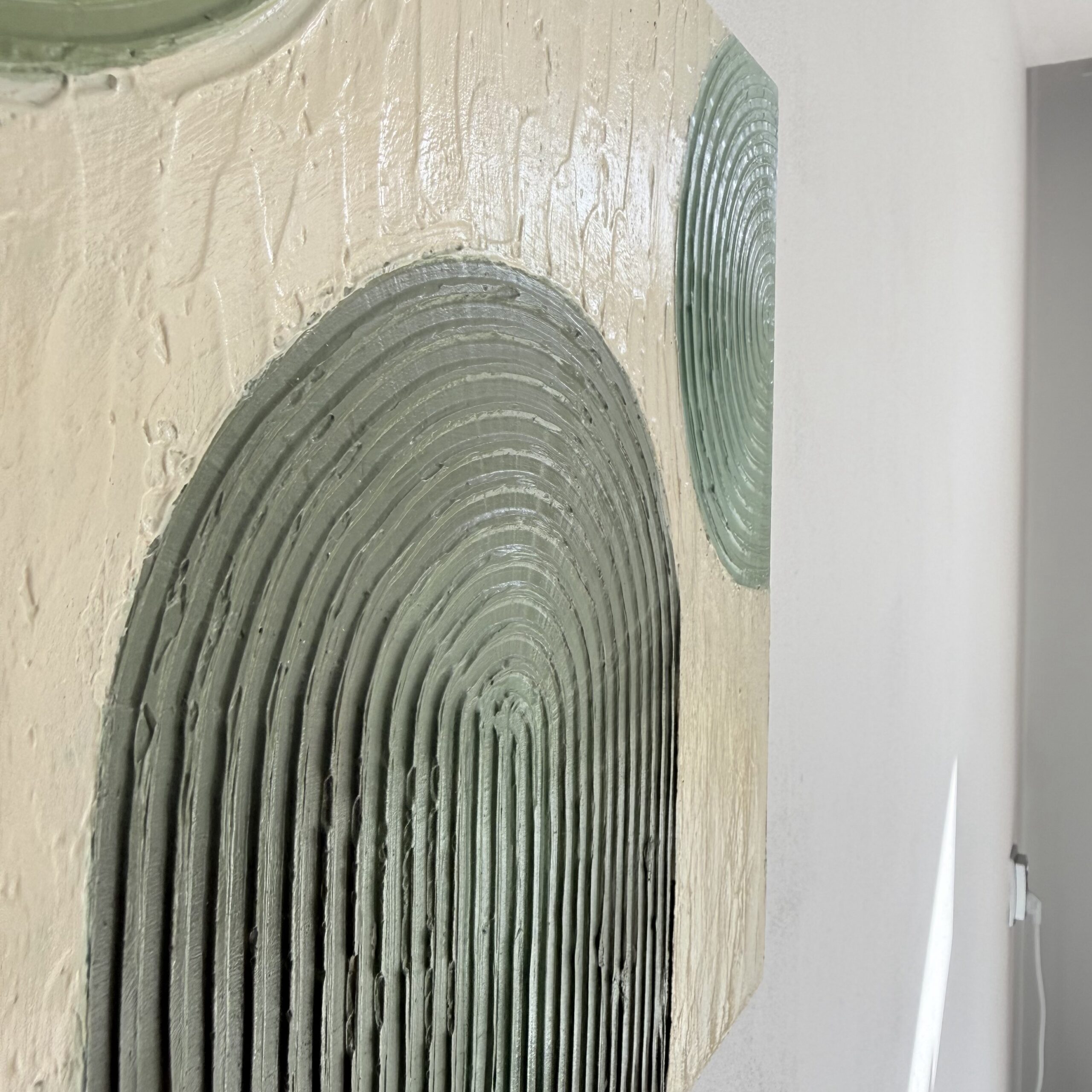 The Green Arches — afbeelding 5, detail geribbeld reliëf
